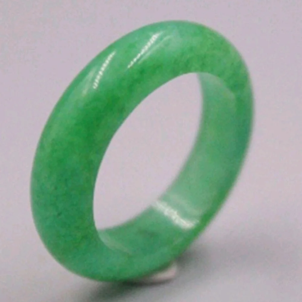 Elegant Green Jade Ring - Picture 2 of 4